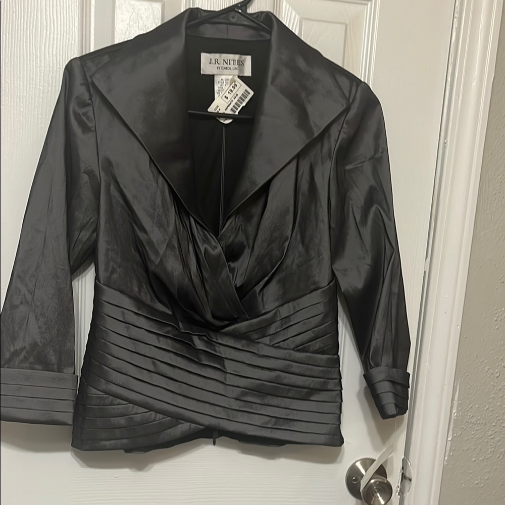 Gray Blazer with Dramatic Lapel and Tailored Fit